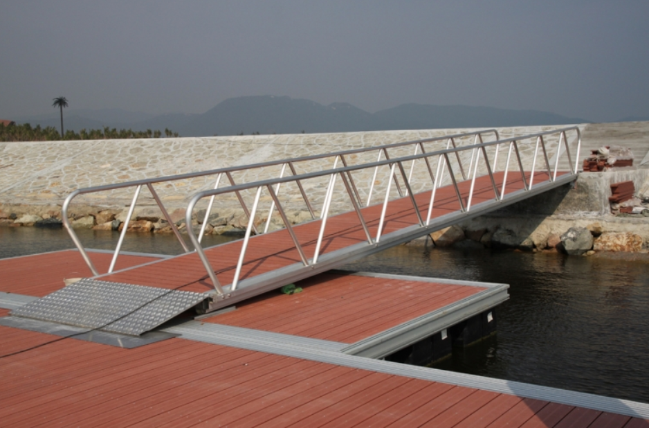 水上浮桥引桥结构