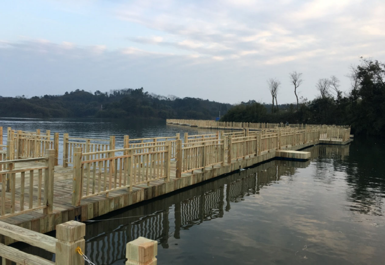 水上浮桥四川泸州凤凰湖景区栈桥
