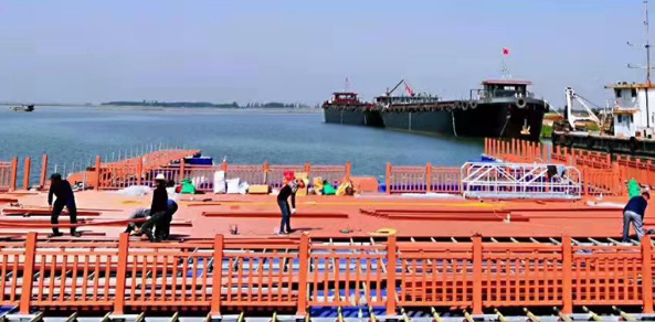 魚塘養(yǎng)殖垂釣水上浮橋浮筒海上游艇停放碼頭水上浮筒碼頭摩托艇游