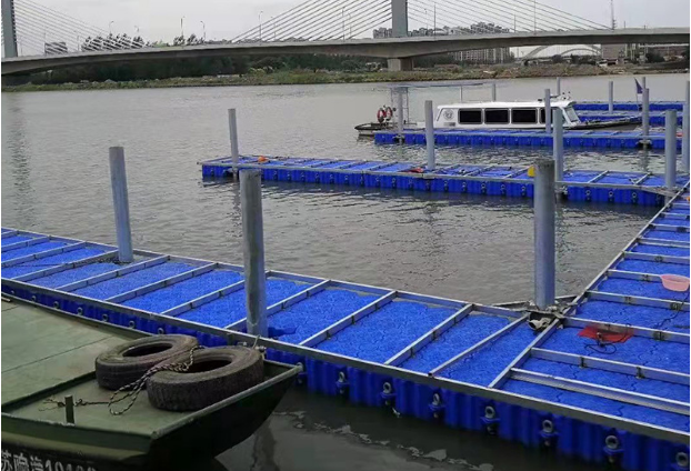 厂家塑料浮筒游乐设施码头建造水上游泳池亲水平台搭建浮动码头