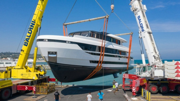 Palumbo Yachts推出了第一艘Extra 93系列游艇
