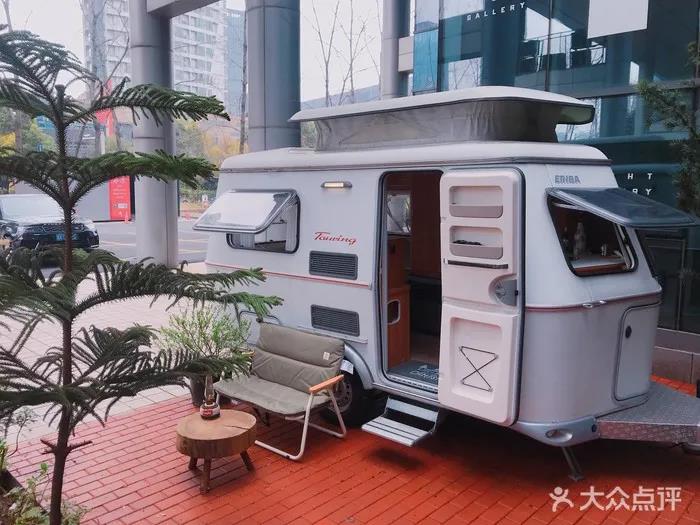 來不及解釋了，快上車，帶你去西餐廳玩露營！