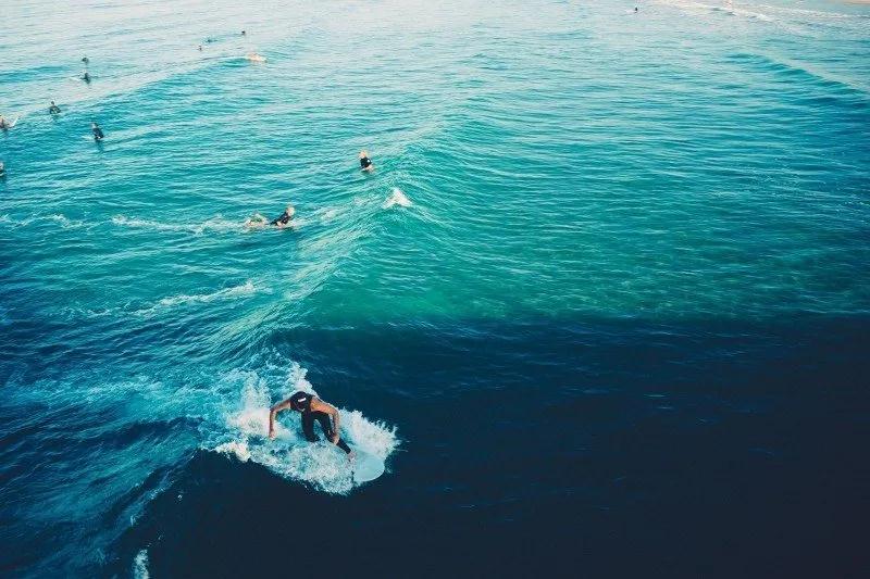 溫度驟降的上海，居然還有人在玩沖浪？
