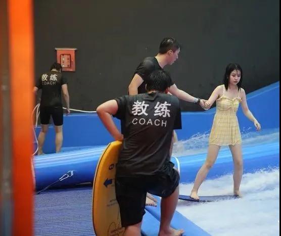 溫度驟降的上海，居然還有人在玩沖浪？